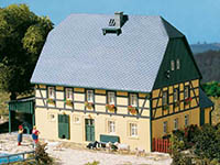 015-11359 - 1:87 Großes Bauernhaus mit Stall und Schauer